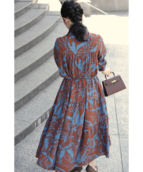 アーティスティックな植物柄ティアードミディアムワンピース（紐ベルト