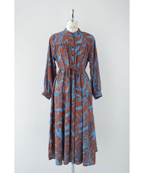 アーティスティックな植物柄ティアードミディアムワンピース（紐ベルト