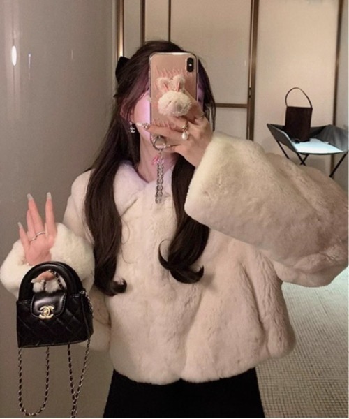 Mejoul（メジュール）の「襟付きフェイクファーショートブルゾン（ブルゾン・レディース・ベージュ/ホワイト・L/M）」の2枚目の写真