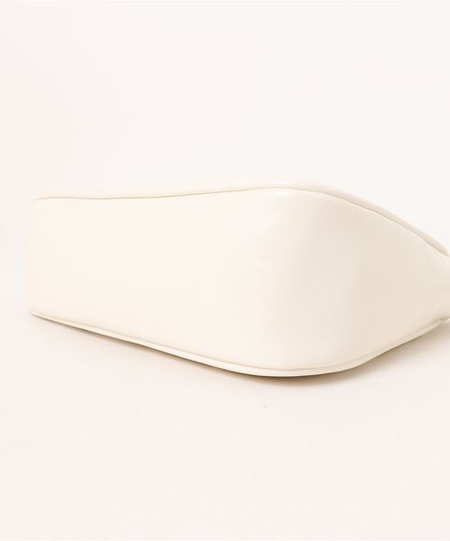 CHARLES & KEITH(チャールズ & キース)の「Philomena クリンクルエフェクトチェーンストラップ クロスボディバッグ(ボディバッグ/ウエストポーチ・レディース・スミクロ/クリーム・M)」の7枚目の写真