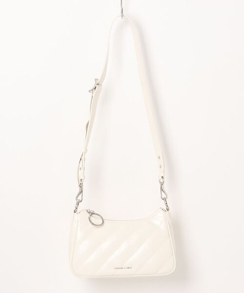 CHARLES & KEITH(チャールズ & キース)の「Philomena クリンクルエフェクトチェーンストラップ クロスボディバッグ(ボディバッグ/ウエストポーチ・レディース・スミクロ/クリーム・M)」の11枚目の写真