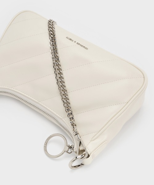 CHARLES & KEITH(チャールズ & キース)の「Philomena クリンクルエフェクトチェーンストラップ クロスボディバッグ(ボディバッグ/ウエストポーチ・レディース・スミクロ/クリーム・M)」の5枚目の写真