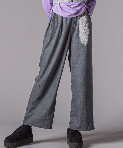 ZIDDY（ジディ）の「キーホルダー付きサテンライクワイドパンツ(130~160cm)（その他パンツ・キッズ・ブラック/グレー・130cm/150cm/140cm/FREE）」の2枚目の写真