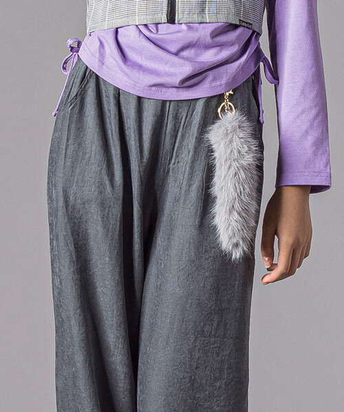 ZIDDY（ジディ）の「キーホルダー付きサテンライクワイドパンツ(130~160cm)（その他パンツ・キッズ・ブラック/グレー・130cm/150cm/140cm/FREE）」の7枚目の写真