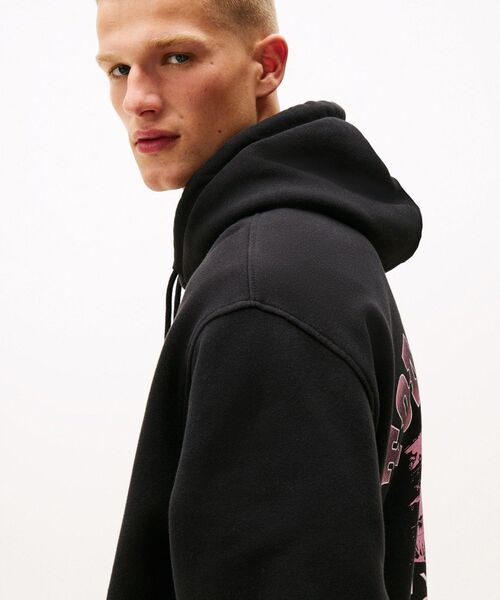 tommy jeans(トミー ジーンズ)の「ノベルティグラフィックパーカー(スウェット・メンズ・ブラウン系その他/ブラック・MEDIUM/SMALL/LARGE/X-LARGE)」の3枚目の写真