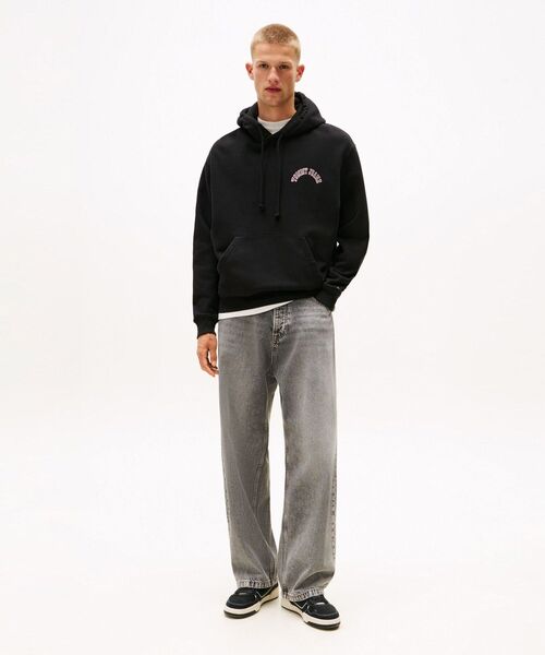 tommy jeans(トミー ジーンズ)の「ノベルティグラフィックパーカー(スウェット・メンズ・ブラウン系その他/ブラック・MEDIUM/SMALL/LARGE/X-LARGE)」の4枚目の写真