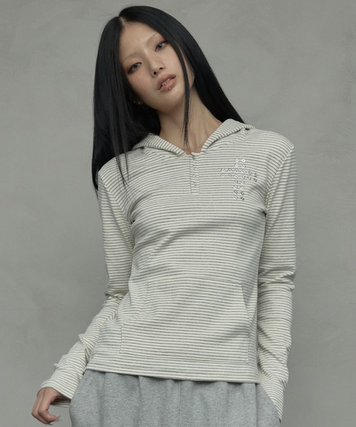 NIIER NOR(ニアノア)の「A'GEM/9 × .kom 『NIIER NOR/ニアノア』 CROSS STRIPE HENLEY HOODIE/クロスボーダー ヘンリーパーカー(Tシャツ/カットソー・レディース・アイボリー/ブラック・FREE)」の1枚目の写真