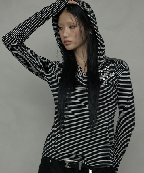 NIIER NOR(ニアノア)の「A'GEM/9 × .kom 『NIIER NOR/ニアノア』 CROSS STRIPE HENLEY HOODIE/クロスボーダー ヘンリーパーカー(Tシャツ/カットソー・レディース・アイボリー/ブラック・FREE)」の2枚目の写真
