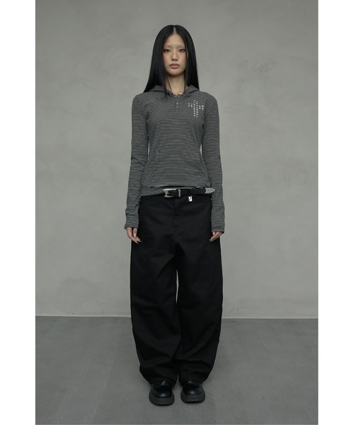 NIIER NOR(ニアノア)の「A'GEM/9 × .kom 『NIIER NOR/ニアノア』 CROSS STRIPE HENLEY HOODIE/クロスボーダー ヘンリーパーカー(Tシャツ/カットソー・レディース・アイボリー/ブラック・FREE)」の4枚目の写真