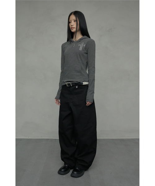 NIIER NOR(ニアノア)の「A'GEM/9 × .kom 『NIIER NOR/ニアノア』 CROSS STRIPE HENLEY HOODIE/クロスボーダー ヘンリーパーカー(Tシャツ/カットソー・レディース・アイボリー/ブラック・FREE)」の5枚目の写真