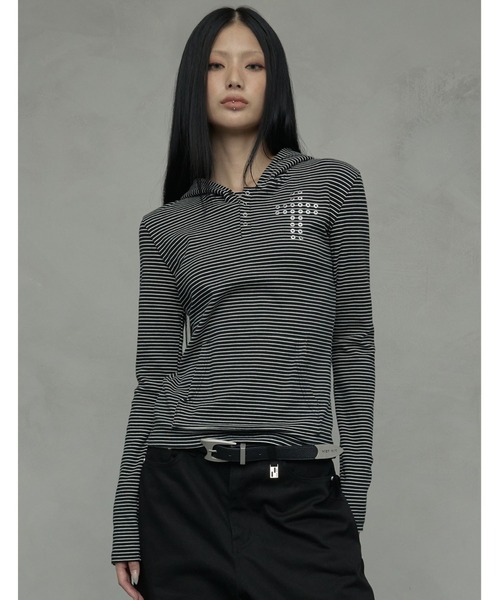 NIIER NOR(ニアノア)の「A'GEM/9 × .kom 『NIIER NOR/ニアノア』 CROSS STRIPE HENLEY HOODIE/クロスボーダー ヘンリーパーカー(Tシャツ/カットソー・レディース・アイボリー/ブラック・FREE)」の6枚目の写真