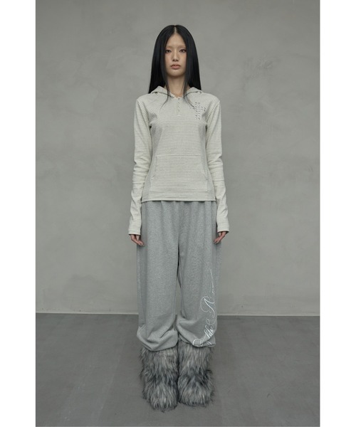 NIIER NOR(ニアノア)の「A'GEM/9 × .kom 『NIIER NOR/ニアノア』 CROSS STRIPE HENLEY HOODIE/クロスボーダー ヘンリーパーカー(Tシャツ/カットソー・レディース・アイボリー/ブラック・FREE)」の8枚目の写真