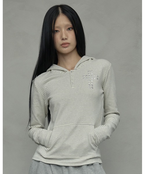 NIIER NOR(ニアノア)の「A'GEM/9 × .kom 『NIIER NOR/ニアノア』 CROSS STRIPE HENLEY HOODIE/クロスボーダー ヘンリーパーカー(Tシャツ/カットソー・レディース・アイボリー/ブラック・FREE)」の10枚目の写真