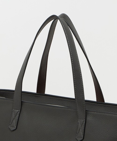 UNITED ARROWS(ユナイテッドアローズ)の「レザーライク トートバッグM(トートバッグ・メンズ・ブラック/ダークグレー・FREE)」の6枚目の写真