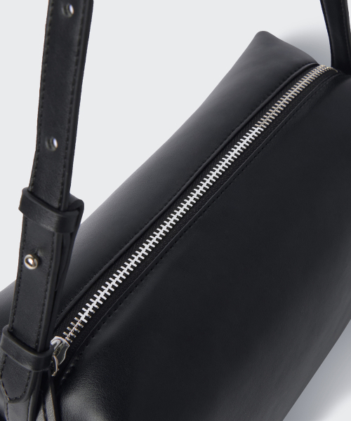 MUSINSA STANDARD WOMAN（ムシンサスタンダードウーマン）の「ウィメンズピロウショルダーバッグ[ブラック]（ショルダーバッグ・レディース・その他・FREE）」の5枚目の写真