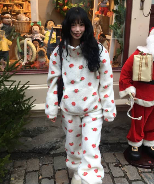 YOUHEE（ユヒ）の「ROSE PATTERN FLEECE PANTS IVORY（スウェットパンツ・レディース・その他・FREE）」の2枚目の写真