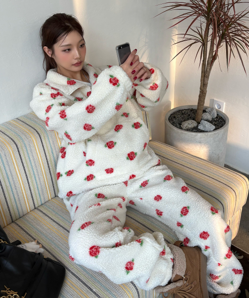 YOUHEE（ユヒ）の「ROSE PATTERN FLEECE PANTS IVORY（スウェットパンツ・レディース・その他・FREE）」の3枚目の写真