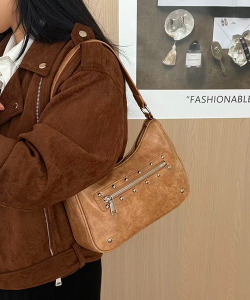 LAC-VERT(ラック・ヴェール)の「ヴィンテージ風スタッズバッグ(ハンドバッグ・レディース・ブラウン/キャメル/ピンク・FREE)」の3枚目の写真