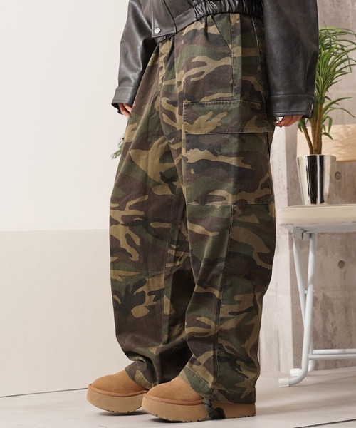 1111clothing(ワンフォークロージング)の「バイオウォッシュ 迷彩ワイドカーゴパンツ / Bio-Wash Camo Wide Cargo Pants(カーゴパンツ・メンズ・デザートカモ/ウッドランド/リアルツリーカモ・M/L/XL)」の2枚目の写真