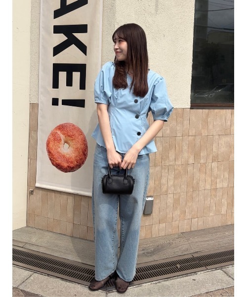 titivate(ティティベイト)の「アシンメトリーペプラムデザインブラウス(シャツ/ブラウス・レディース・ネイビー/オフホワイト/ライトブルー/グレイッシュベージュ・S/L/M)」の7枚目の写真
