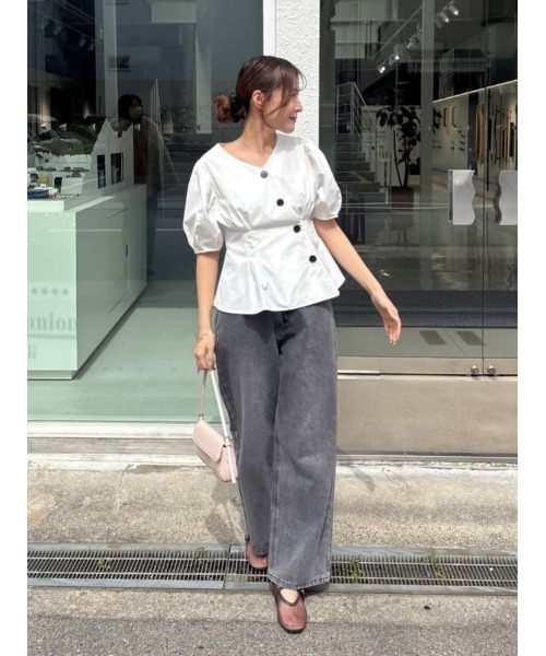 titivate(ティティベイト)の「アシンメトリーペプラムデザインブラウス(シャツ/ブラウス・レディース・ネイビー/オフホワイト/ライトブルー/グレイッシュベージュ・S/L/M)」の9枚目の写真