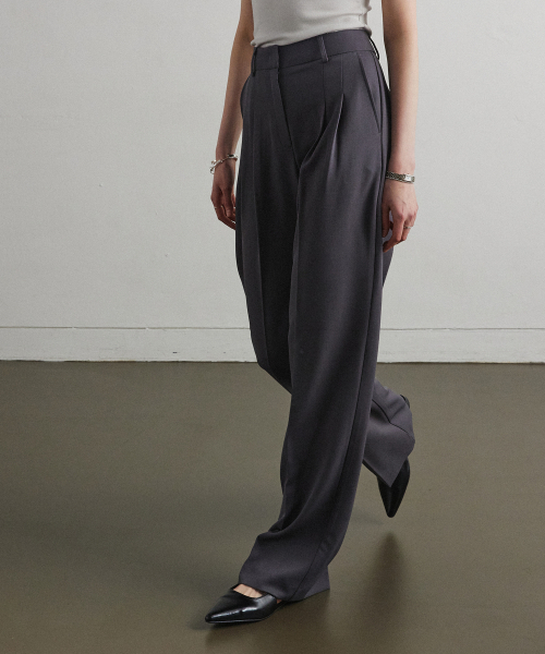 AHRE(アフレ)の「PLEAT BALANCE SLACKS_DARK GREY(スラックス・レディース・その他・SMALL/MEDIUM/LARGE)」の3枚目の写真