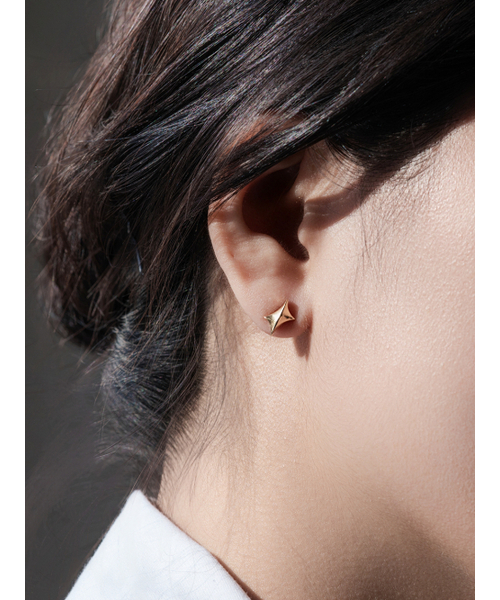 OVERGREY(オーバー グレイ)の「Headlight Earrings S - Gold(ピアス(両耳用)・レディース・その他・FREE)」の3枚目の写真
