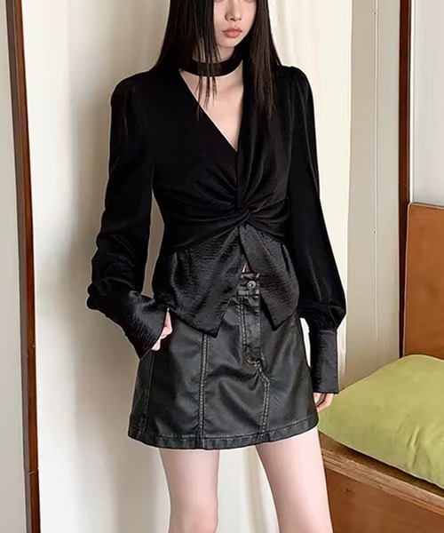 AsheKsha(アシクシャ)の「レトロなベルベットのネックストラップ付きVネック長袖トップス(Tシャツ/カットソー・レディース・ブラック/モカ・M)」の4枚目の写真