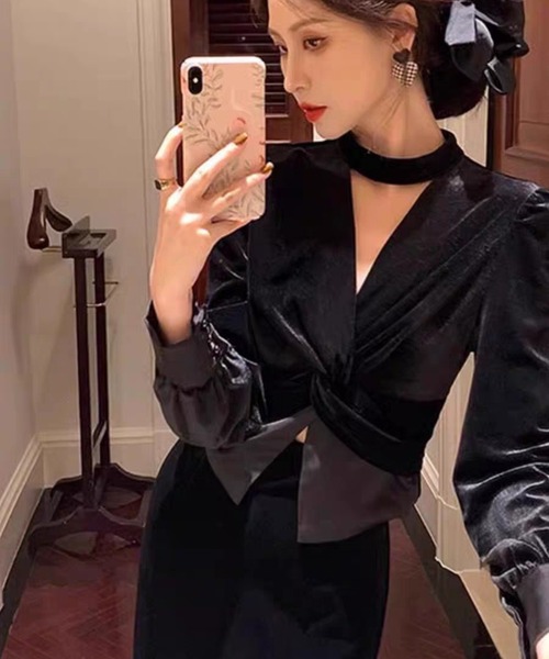 AsheKsha(アシクシャ)の「レトロなベルベットのネックストラップ付きVネック長袖トップス(Tシャツ/カットソー・レディース・ブラック/モカ・M)」の12枚目の写真