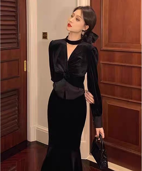 AsheKsha(アシクシャ)の「レトロなベルベットのネックストラップ付きVネック長袖トップス(Tシャツ/カットソー・レディース・ブラック/モカ・M)」の13枚目の写真