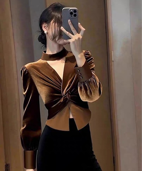 AsheKsha(アシクシャ)の「レトロなベルベットのネックストラップ付きVネック長袖トップス(Tシャツ/カットソー・レディース・ブラック/モカ・M)」の7枚目の写真