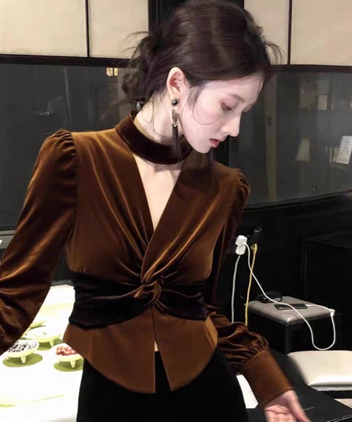 AsheKsha(アシクシャ)の「レトロなベルベットのネックストラップ付きVネック長袖トップス(Tシャツ/カットソー・レディース・ブラック/モカ・M)」の8枚目の写真