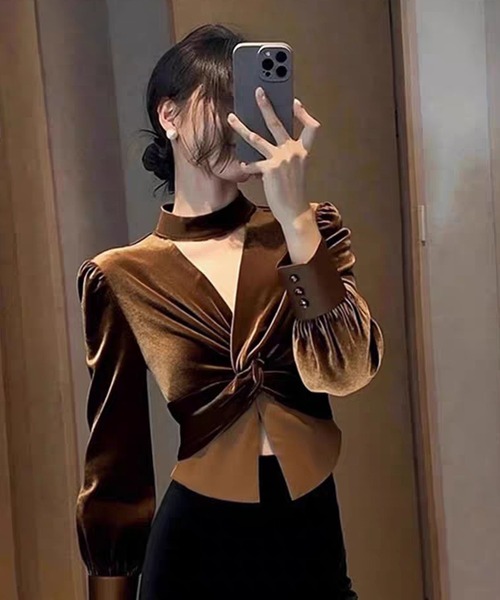 AsheKsha(アシクシャ)の「レトロなベルベットのネックストラップ付きVネック長袖トップス(Tシャツ/カットソー・レディース・ブラック/モカ・M)」の9枚目の写真