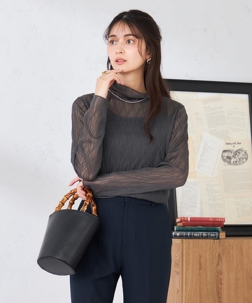 a.v.v(アーヴェヴェ)の「シアーウェーブハイネックカットソー(Tシャツ/カットソー・レディース・アイボリー/チャコールグレー/グレー・36/38/40)」の2枚目の写真