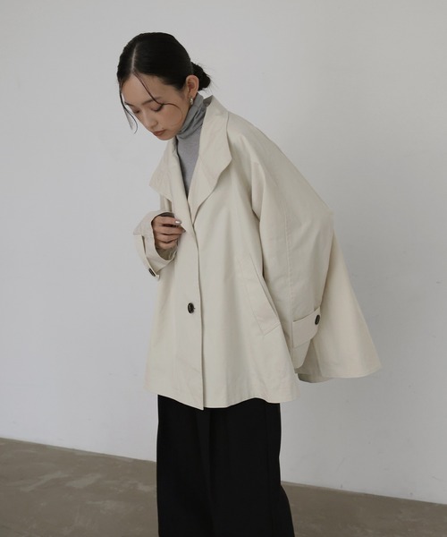 hellam（へラム）の「スタンドカラーケープトレンチコート（テーラードジャケット・レディース・アイボリー/ブラック/ベージュ・FREE）」の2枚目の写真