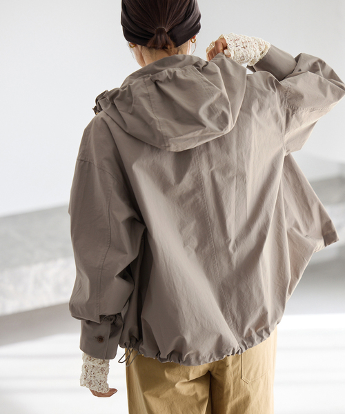 IENA（イエナ）の「撥水フーディーブルゾン（マウンテンパーカー・レディース・ブラック/アイボリー/ベージュ系その他・FREE）」の16枚目の写真