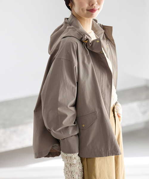 IENA（イエナ）の「撥水フーディーブルゾン（マウンテンパーカー・レディース・ブラック/アイボリー/ベージュ系その他・FREE）」の17枚目の写真