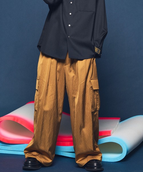 MAISON SPECIAL（メゾンスペシャル）の「《UNISEX》Drapery Satin Prime-Wide Cargo Pants/ドレーパリーサテンプライムワイドカーゴパンツ【MAISON SPECIAL/メゾンスペシャル】（カーゴパンツ・メンズ・ブラック/ライトブルー/チャコールグレー/キャメル・0/1/2）」の4枚目の写真