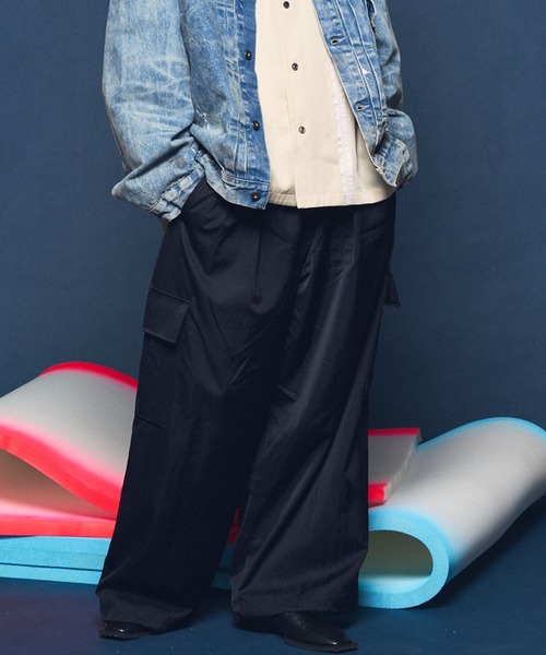 MAISON SPECIAL（メゾンスペシャル）の「《UNISEX》Drapery Satin Prime-Wide Cargo Pants/ドレーパリーサテンプライムワイドカーゴパンツ【MAISON SPECIAL/メゾンスペシャル】（カーゴパンツ・メンズ・ブラック/ライトブルー/チャコールグレー/キャメル・0/1/2）」の3枚目の写真