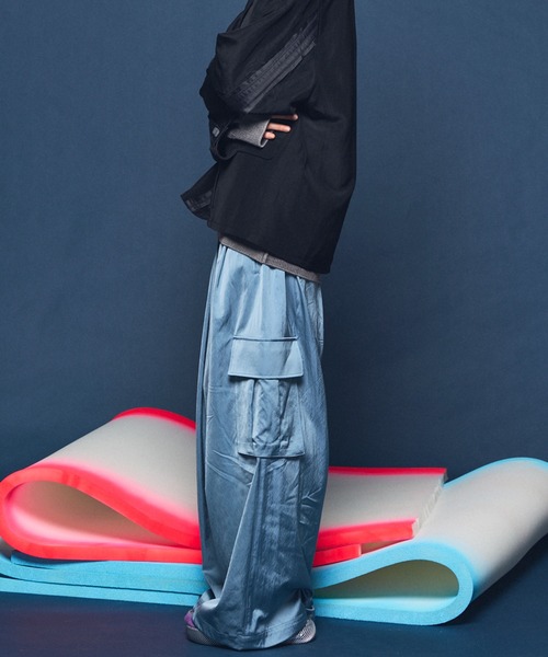 MAISON SPECIAL（メゾンスペシャル）の「《UNISEX》Drapery Satin Prime-Wide Cargo Pants/ドレーパリーサテンプライムワイドカーゴパンツ【MAISON SPECIAL/メゾンスペシャル】（カーゴパンツ・メンズ・ブラック/ライトブルー/チャコールグレー/キャメル・0/1/2）」の17枚目の写真