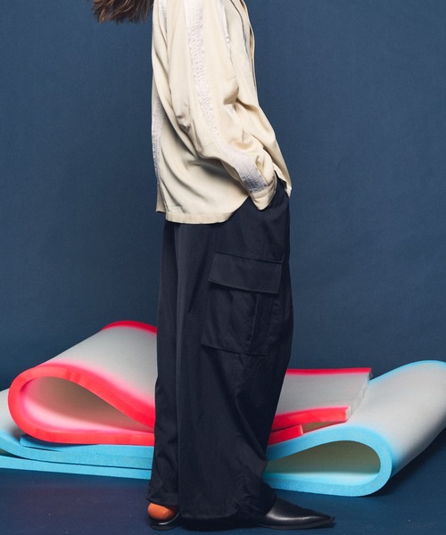 MAISON SPECIAL（メゾンスペシャル）の「《UNISEX》Drapery Satin Prime-Wide Cargo Pants/ドレーパリーサテンプライムワイドカーゴパンツ【MAISON SPECIAL/メゾンスペシャル】（カーゴパンツ・メンズ・ブラック/ライトブルー/チャコールグレー/キャメル・0/1/2）」の11枚目の写真