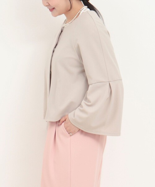 NOLLEY’S（ノーリーズ）の「カットジョーゼットノーカラーブルゾン（ブルゾン・レディース・ベージュ/ブラック・38）」の6枚目の写真