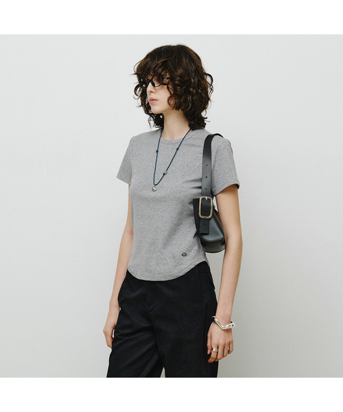 MONGDOL(モンドル)の「エッセンシャルラウンドネック半袖Tシャツ MDTS073_10 Colors(Tシャツ/カットソー・レディース・チャコールグレー/ホワイト/ブラック/ブラウン/ブルー/グリーン/レッド/ライトグレー/ネイビー/ライトピンク・SMALL/MEDIUM)」の4枚目の写真