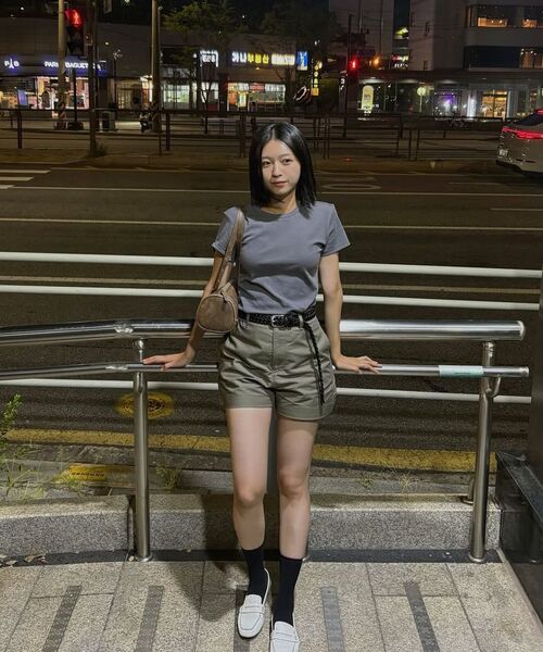 MONGDOL(モンドル)の「エッセンシャルラウンドネック半袖Tシャツ MDTS073_10 Colors(Tシャツ/カットソー・レディース・チャコールグレー/ホワイト/ブラック/ブラウン/ブルー/グリーン/レッド/ライトグレー/ネイビー/ライトピンク・SMALL/MEDIUM)」の16枚目の写真