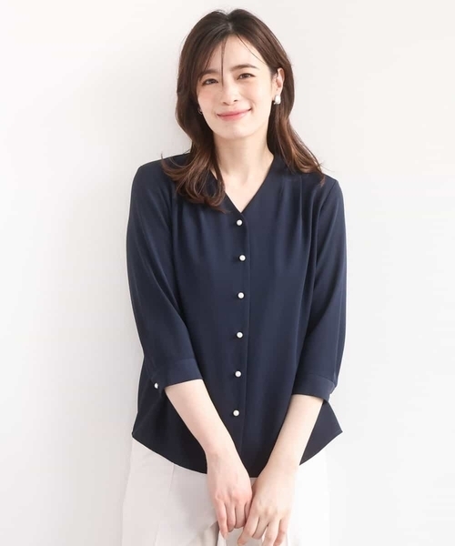 OFUON le MK(オフオンルエムケー)の「サテンジョーゼットVネックブラウス/接触冷感/UVカット/洗える/WEB限定サイズあり(シャツ/ブラウス・レディース・ホワイト/ピンク/ネイビー・40/38/36)」の2枚目の写真