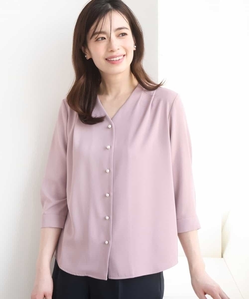 OFUON le MK(オフオンルエムケー)の「サテンジョーゼットVネックブラウス/接触冷感/UVカット/洗える/WEB限定サイズあり(シャツ/ブラウス・レディース・ホワイト/ピンク/ネイビー・40/38/36)」の3枚目の写真