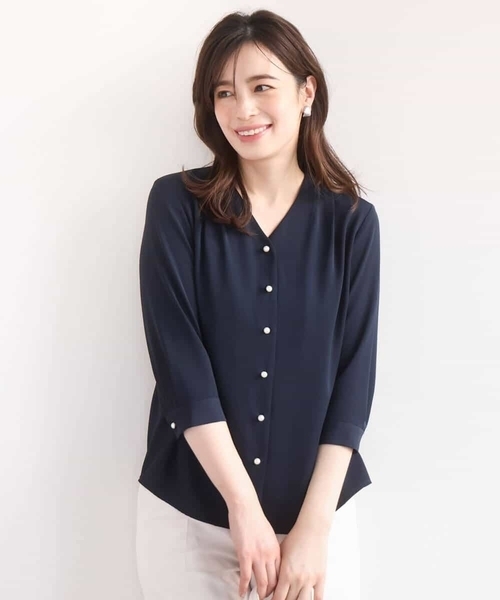 OFUON le MK(オフオンルエムケー)の「サテンジョーゼットVネックブラウス/接触冷感/UVカット/洗える/WEB限定サイズあり(シャツ/ブラウス・レディース・ホワイト/ピンク/ネイビー・40/38/36)」の4枚目の写真