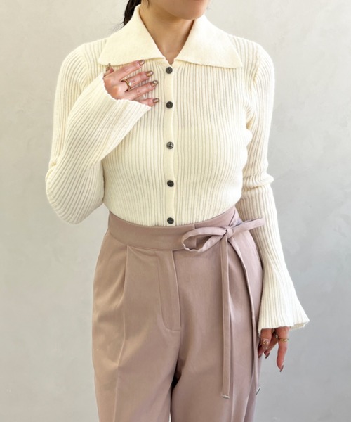 MISCH MASCH(ミッシュマッシュ)の「一部店舗限定 襟付きフレアスリーブリブニット(ニット/セーター・レディース・チャコールグレー/ホワイト・フリ-)」の4枚目の写真