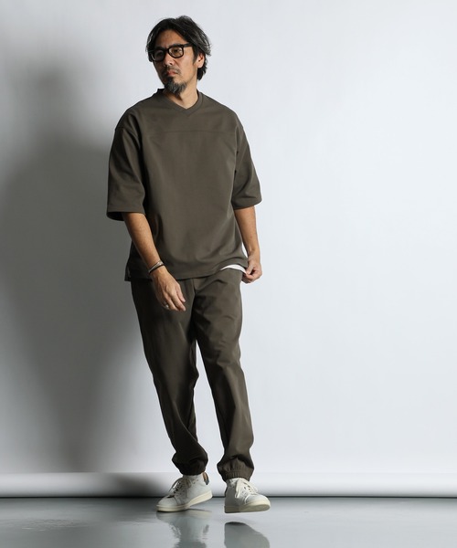 The DUFFER of ST.GEORGE(ザダファーオブセントジョージ)の「「AIR FLEX」SETUP V-NECK FOOTBALL TEE:機能素材 「エアフレックス」セットアップ Vネック フットボールTEE(Tシャツ/カットソー・メンズ・ブラック/グレイッシュベージュ・LARGE/MEDIUM/X-LARGE)」の13枚目の写真