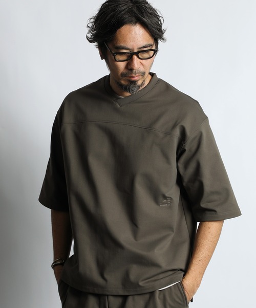 The DUFFER of ST.GEORGE(ザダファーオブセントジョージ)の「「AIR FLEX」SETUP V-NECK FOOTBALL TEE:機能素材 「エアフレックス」セットアップ Vネック フットボールTEE(Tシャツ/カットソー・メンズ・ブラック/グレイッシュベージュ・LARGE/MEDIUM/X-LARGE)」の12枚目の写真